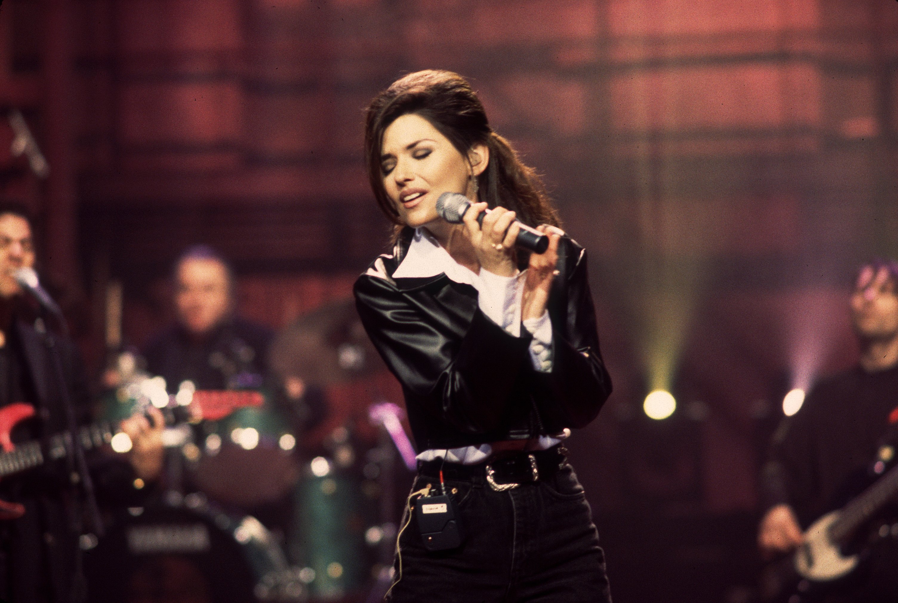 Shania Twain performing a soundcheck for "The David Letterman Show" in New York, 1996 | Source: Getty Images 