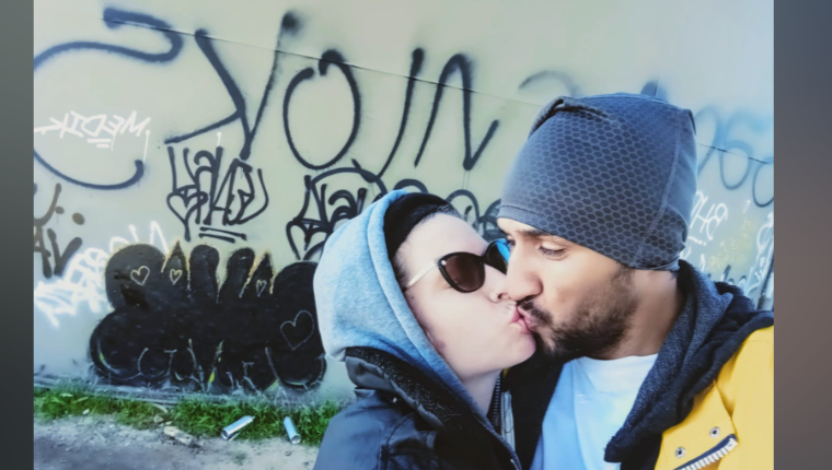 Daveigh Chase and Roy Hernandez kiss in an undated photo shared during their relationship, years before her father said the couple had been living homeless in Los Angeles. | Source: GoFundMe