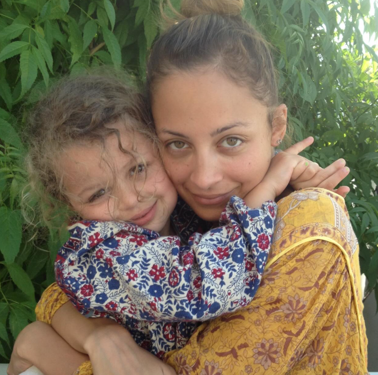 Nicole Richie holding her daughter Kate Madden | Source: Instagram/nicolerichie