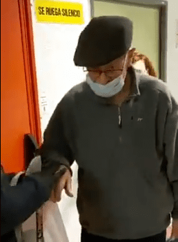 Abuelo de 86 años sale del hospital tras sufrir coronavirus.| Foto: Twitter/rosacorrea_tv    