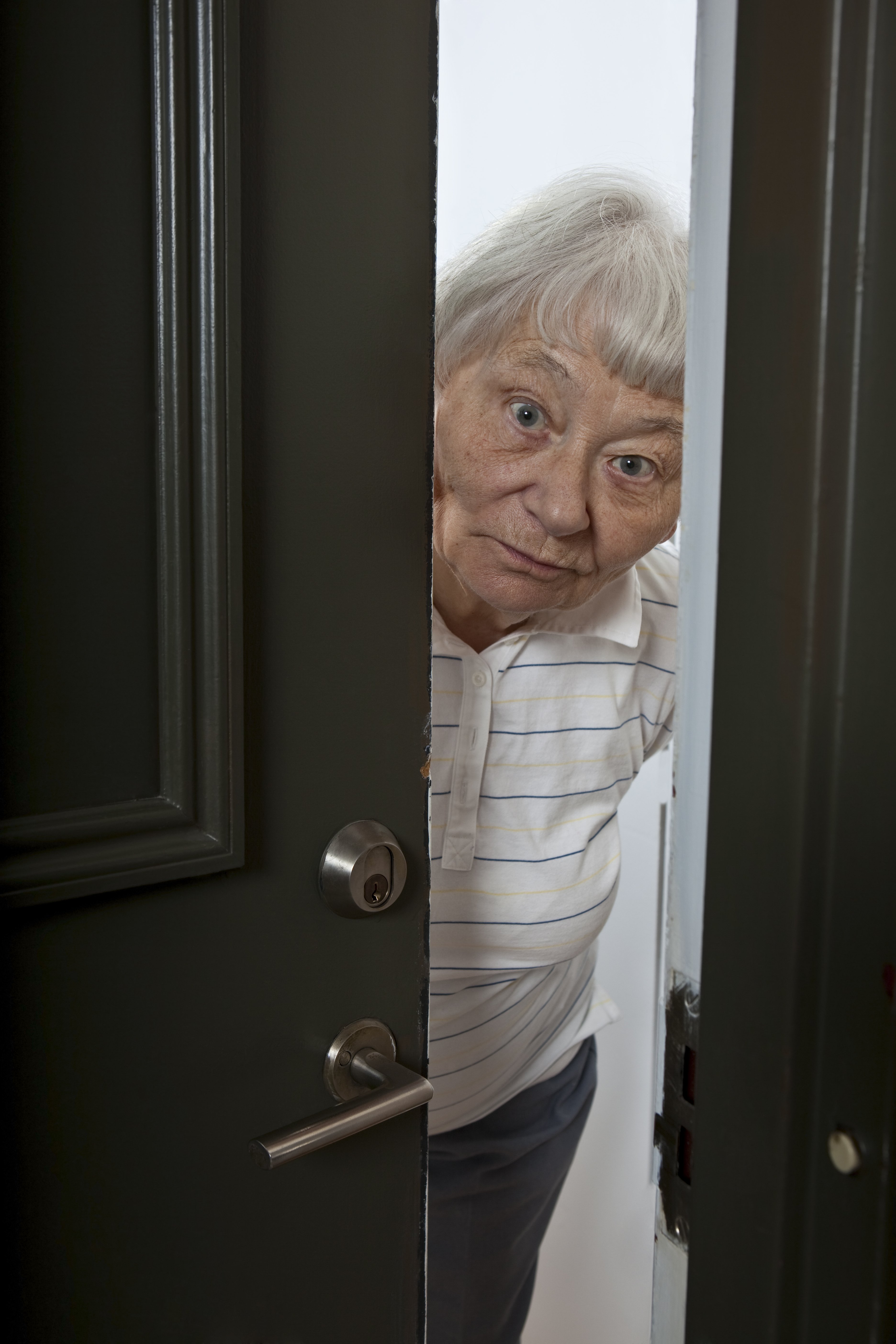 Une femme âgée devant sa porte | photo : Shutterstock