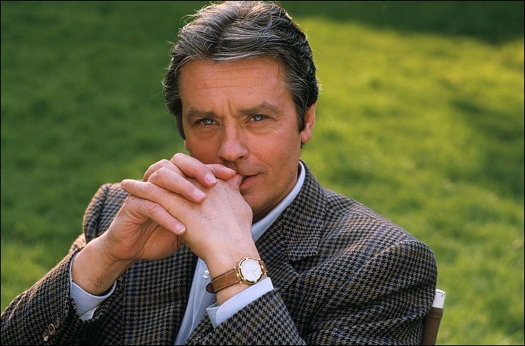 Plateau de la minisérie "Cinéma" avec Alain Delon en France en mars 1988. | Photo : Getty Images