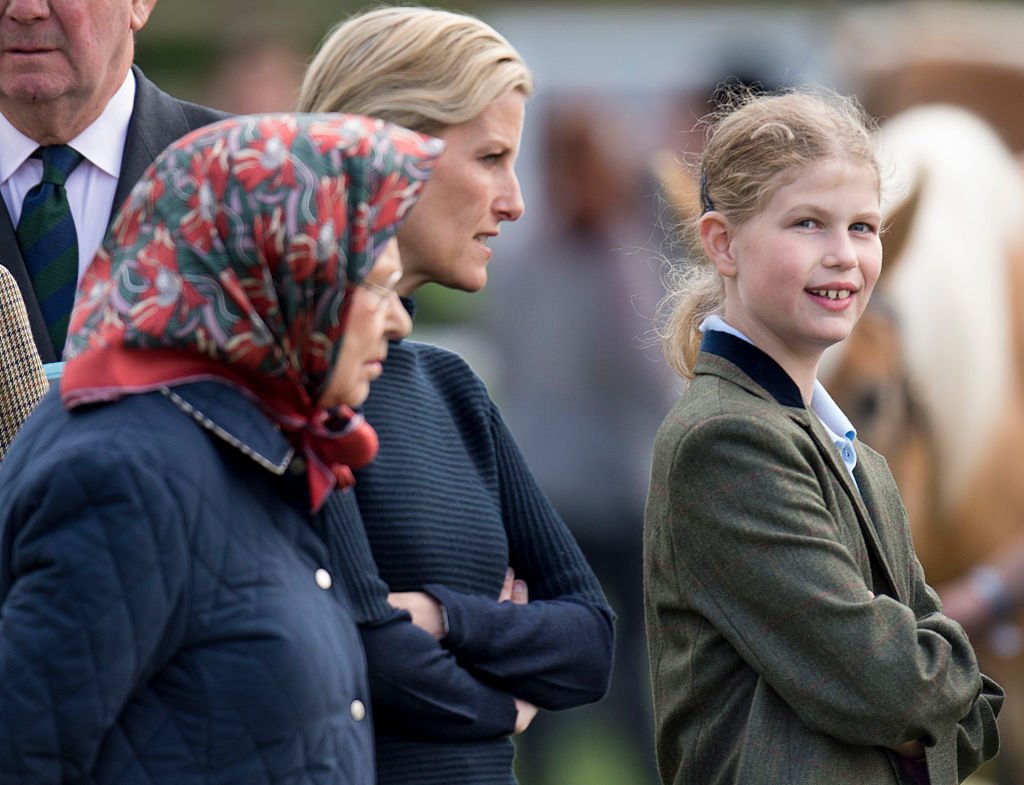 La reine Elizabeth II avec Sophie, la comtesse de Wessex et Lady Louise Windsor assistent au Royal Windsor Horse Show dans le domaine privé du château de Windsor le 15 mai 2015 à Windsor, en Angleterre. | Photo : Getty Images