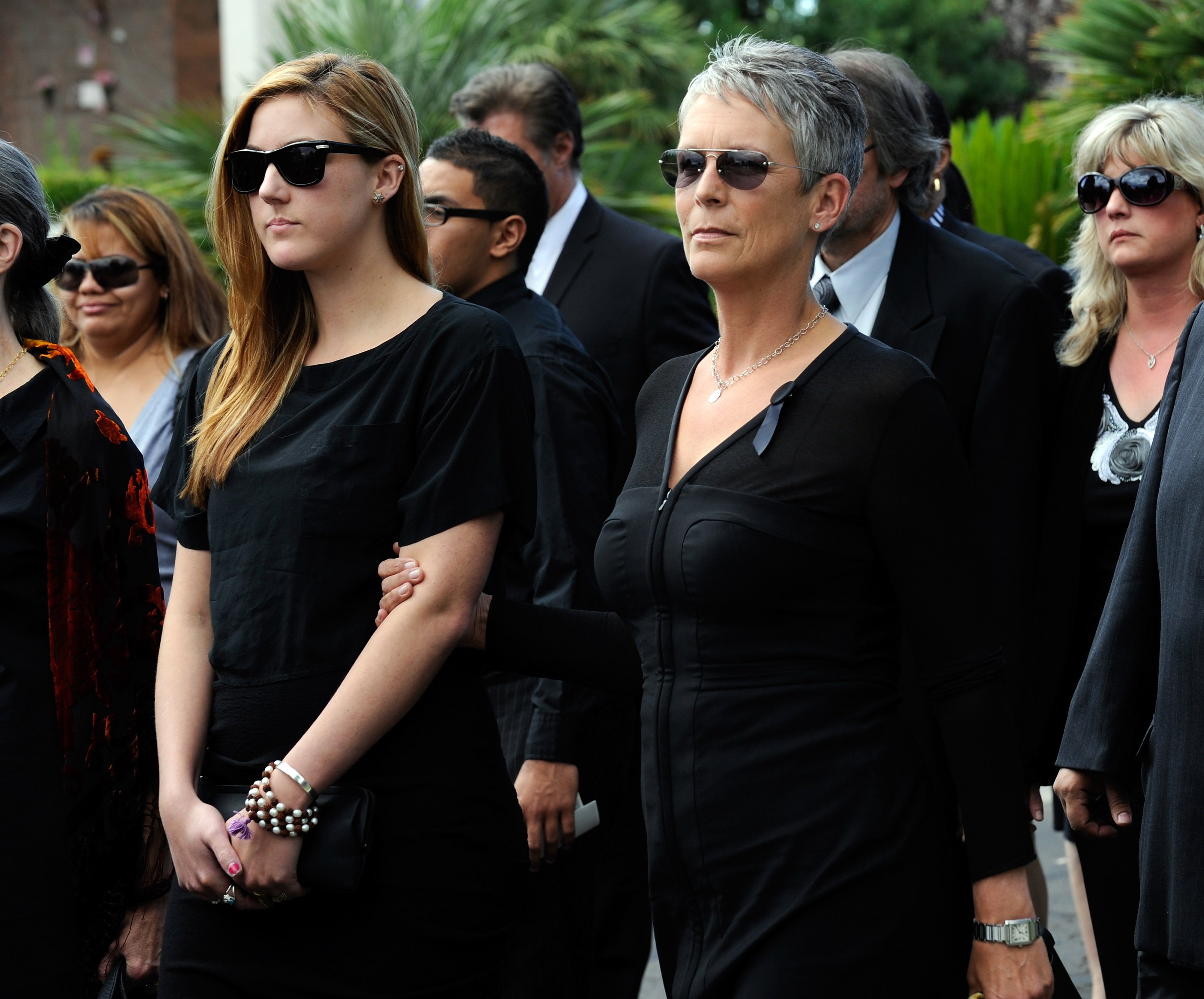 Jamie Lee Curtis and her daughter Annie Guest attend the funeral for Curtis' father, Tony Curtis, at Palm Mortuary & Cemetary October 4, 2010 in Henderson, Nevada ┃Source: Getty Images