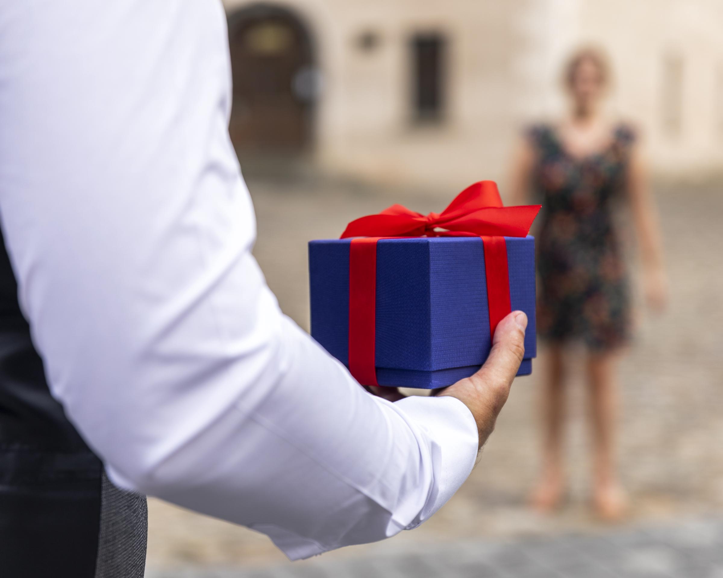 A man holding a gift | Source: Freepik