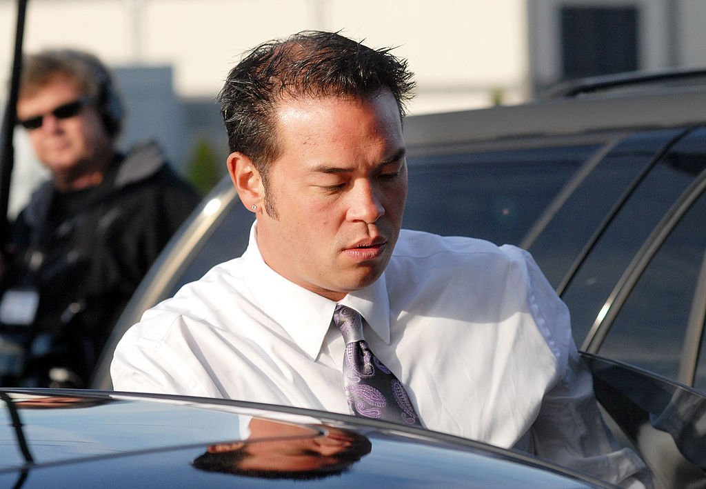 Television reality star Jon Gosselin speaks with the media as he leaves Montgomery County Courthouse after a hearing regarding his divorce from wife Kate Gosselin | Photo: Getty Images