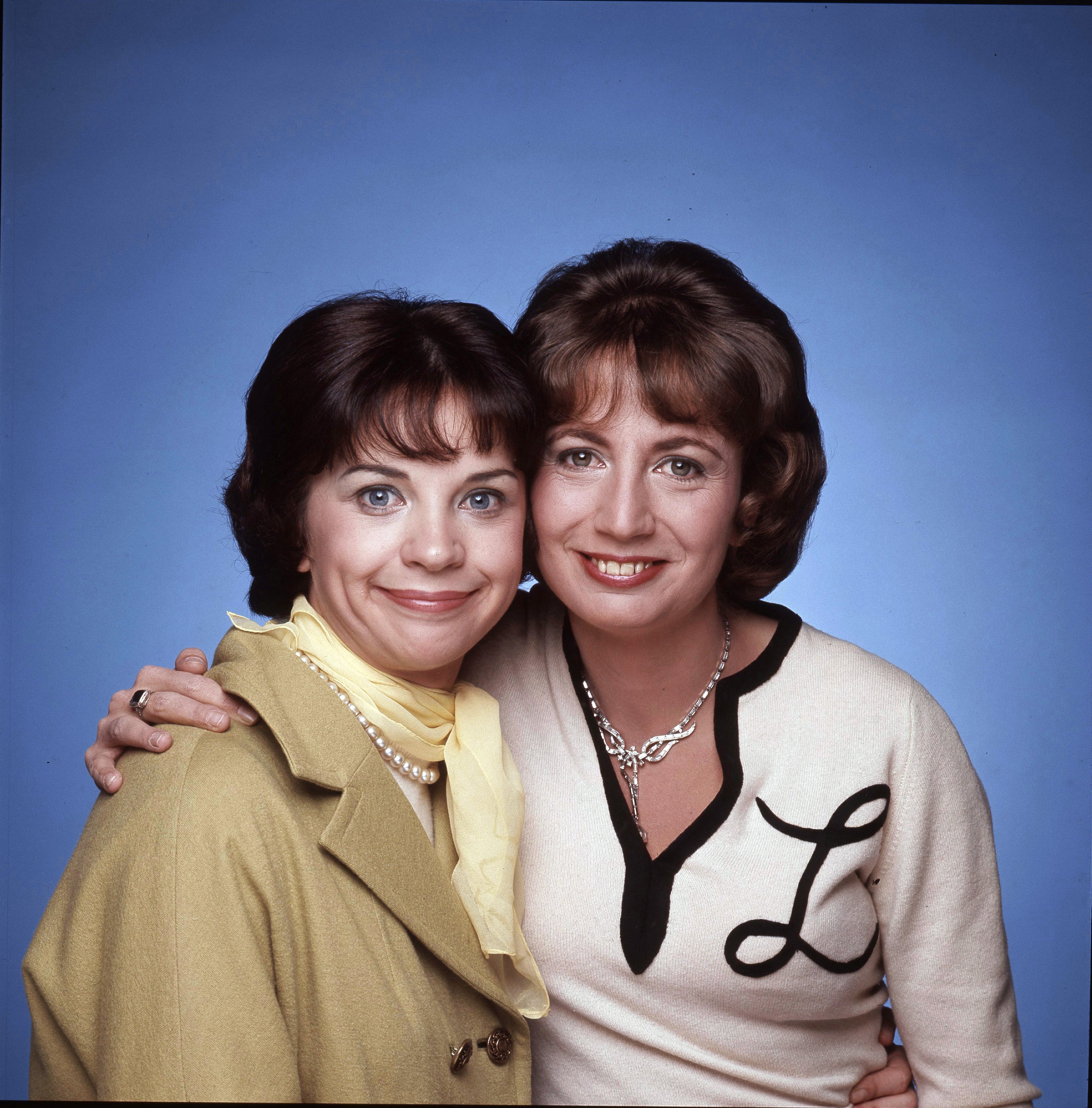 Actors Cindy Williams and Penny Marshall in a promotional photo for the "Laverne and Shirley," sitcom on December 18, 1975 ┃Source: Getty Images