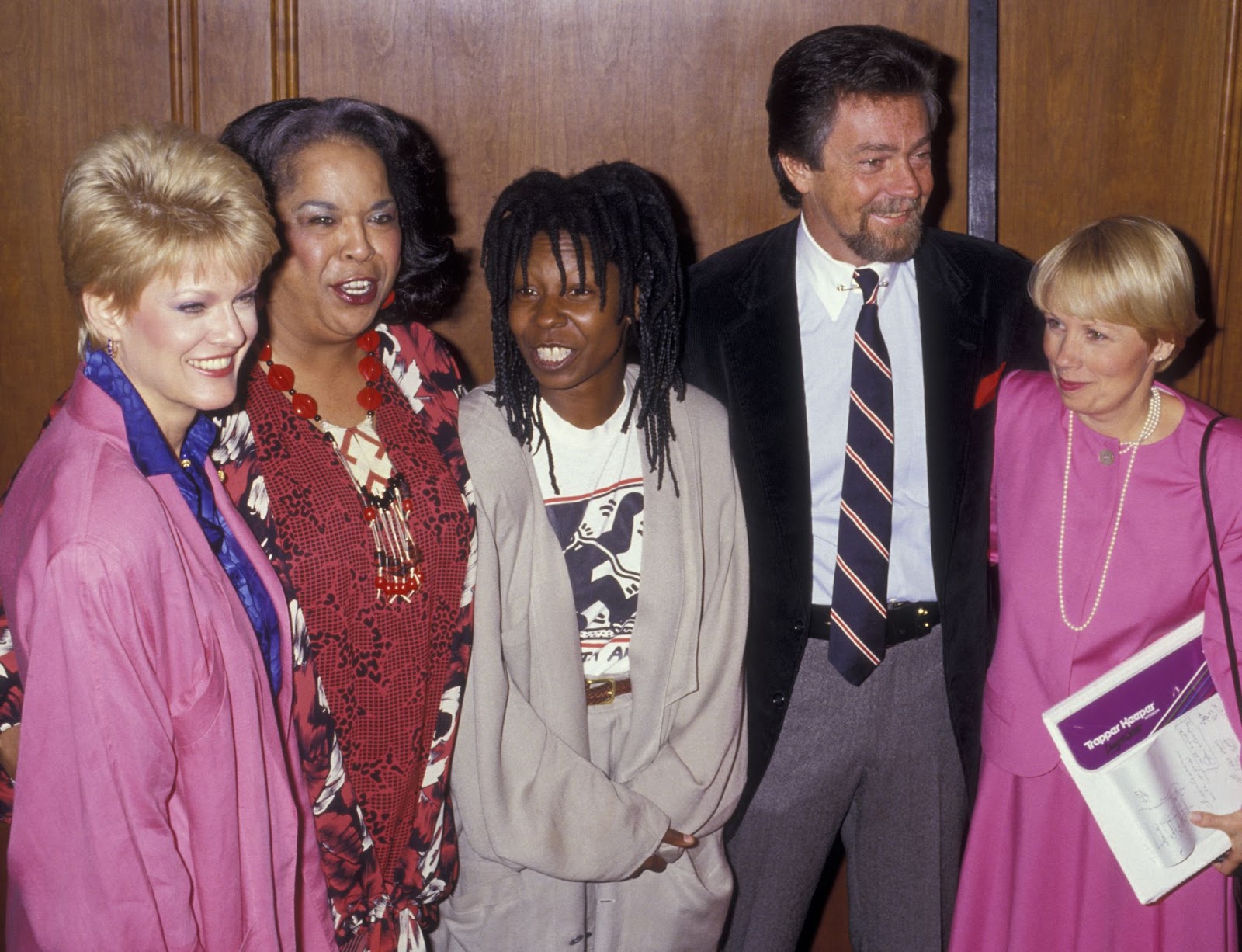 Gloria Loring, Della Reese, Whoopi Goldberg, Stephen J Cannell, and the actress at the Hans Christian Anderson Awards Gala on March 15, 1987, in California. | Source: Getty Images