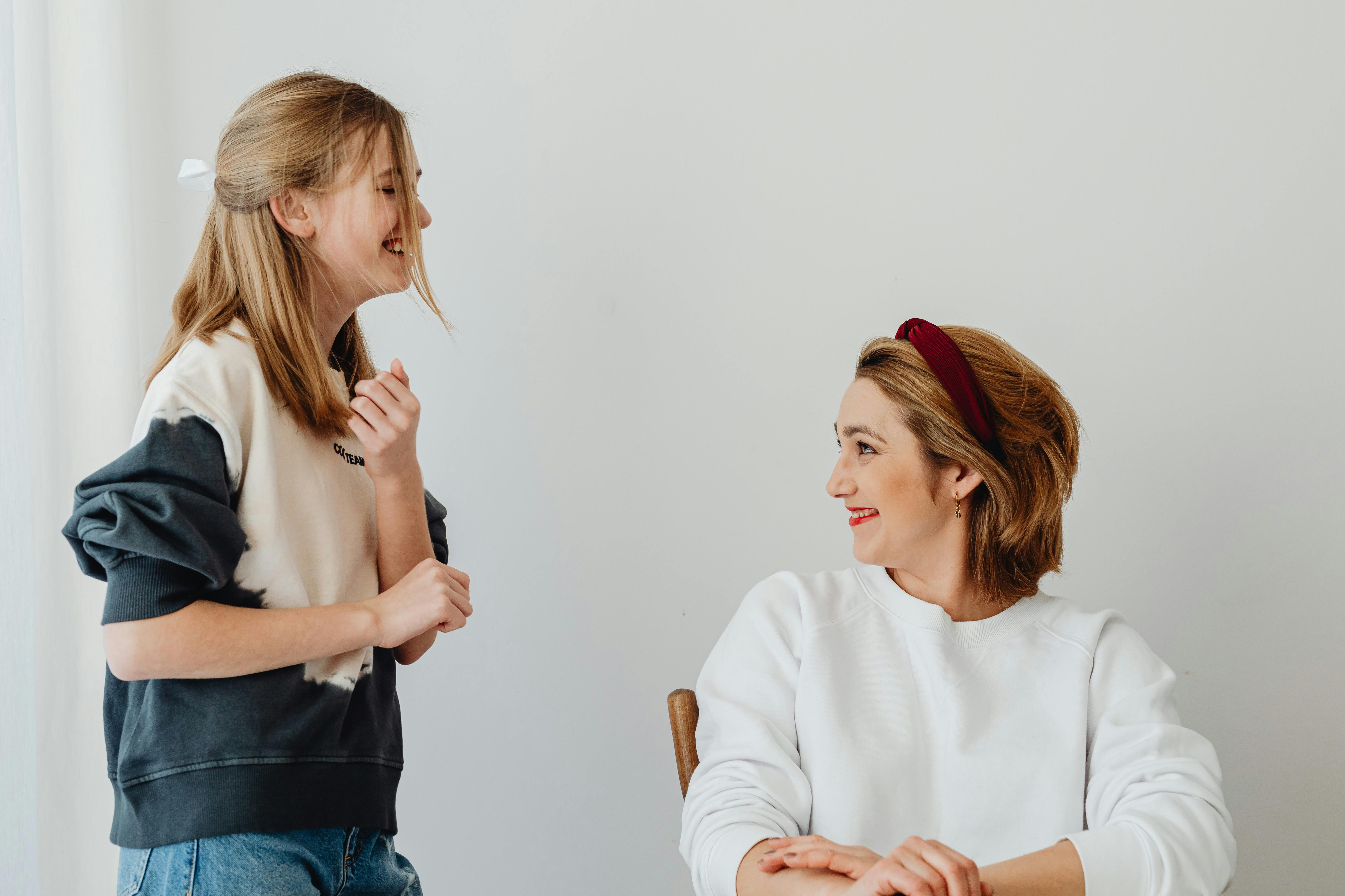 A mom and daughter smiling at each other | Source: Pexels