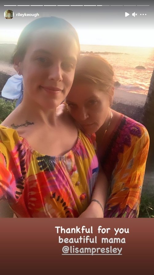 Riley Keough and her mum, Lisa Marie Presley don matching outfit in a selfie on her Instagram story | Photo: Instagram / rileykeough