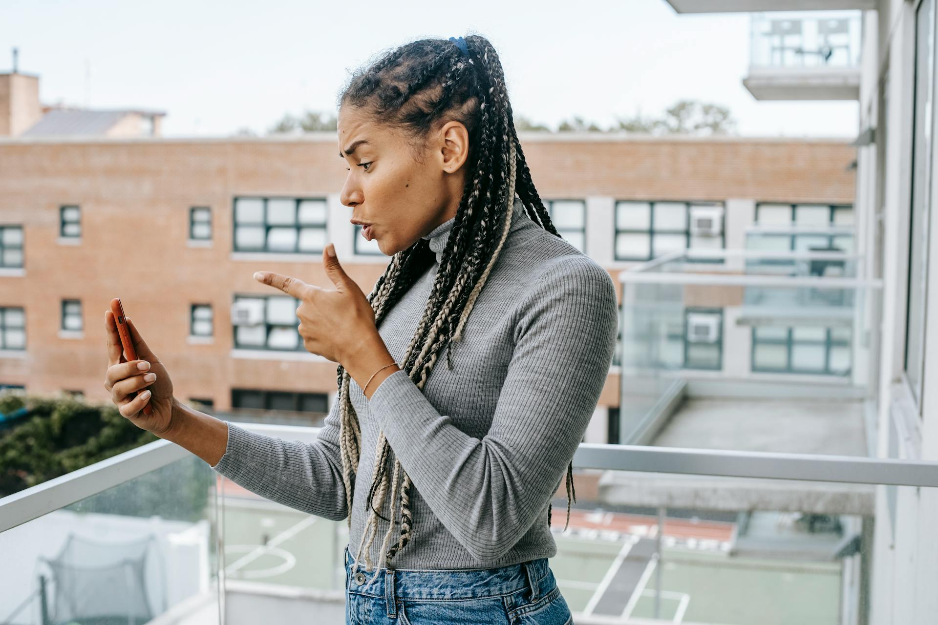 A furious woman making hand gestures while having a video conversation with someone on her phone | Source: Pexels