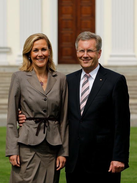 Christian und Bettine Wulff vor seinem Büro, 2. Juli 2010 | Quelle: Getty Images