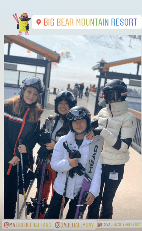 Capture d'écran du story de Laeticia Hallyday et ses enfants en vacances d'hiver. | Photo : Instagram/lhallyday