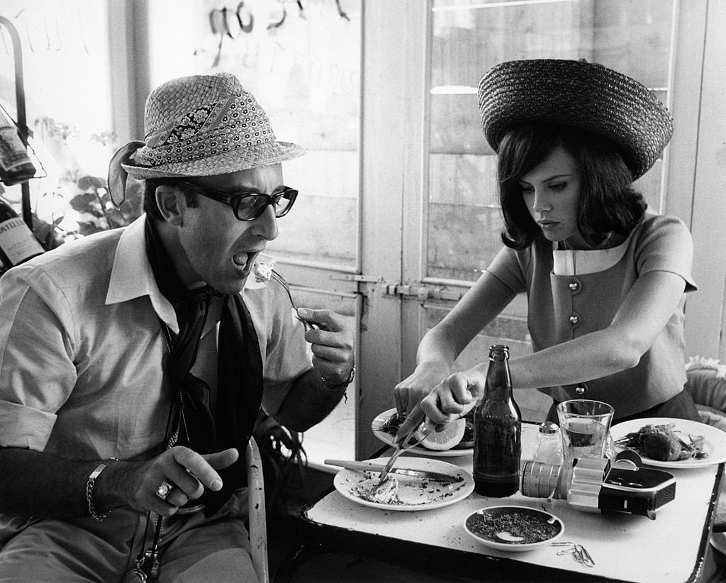Peter Sellers having lunch with his wife, the Swedish actress Britt Ekland in July 1965. | Photo: Getty Images