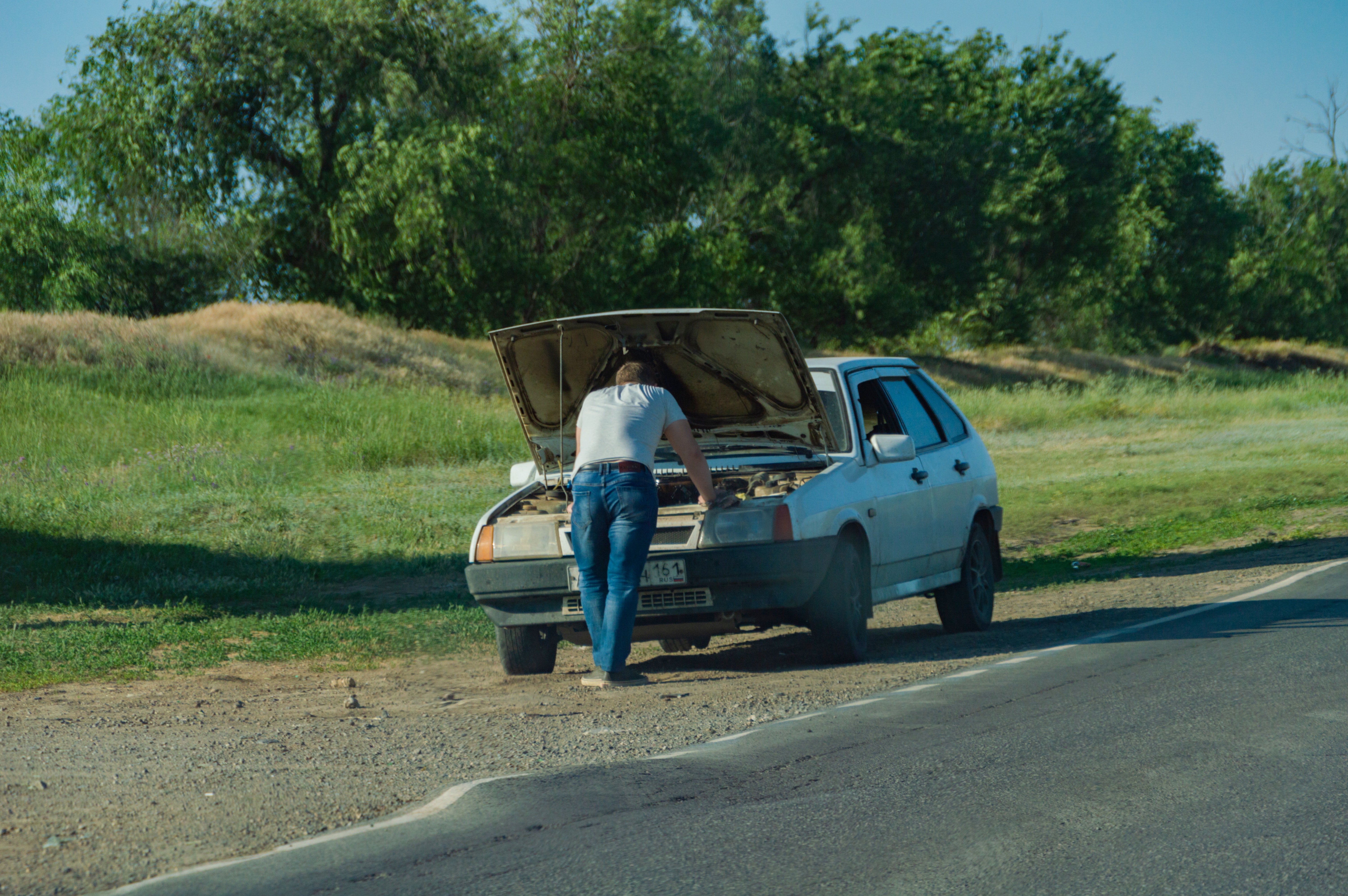 Un hombre revisa su automóvil. | Foto: Pexels