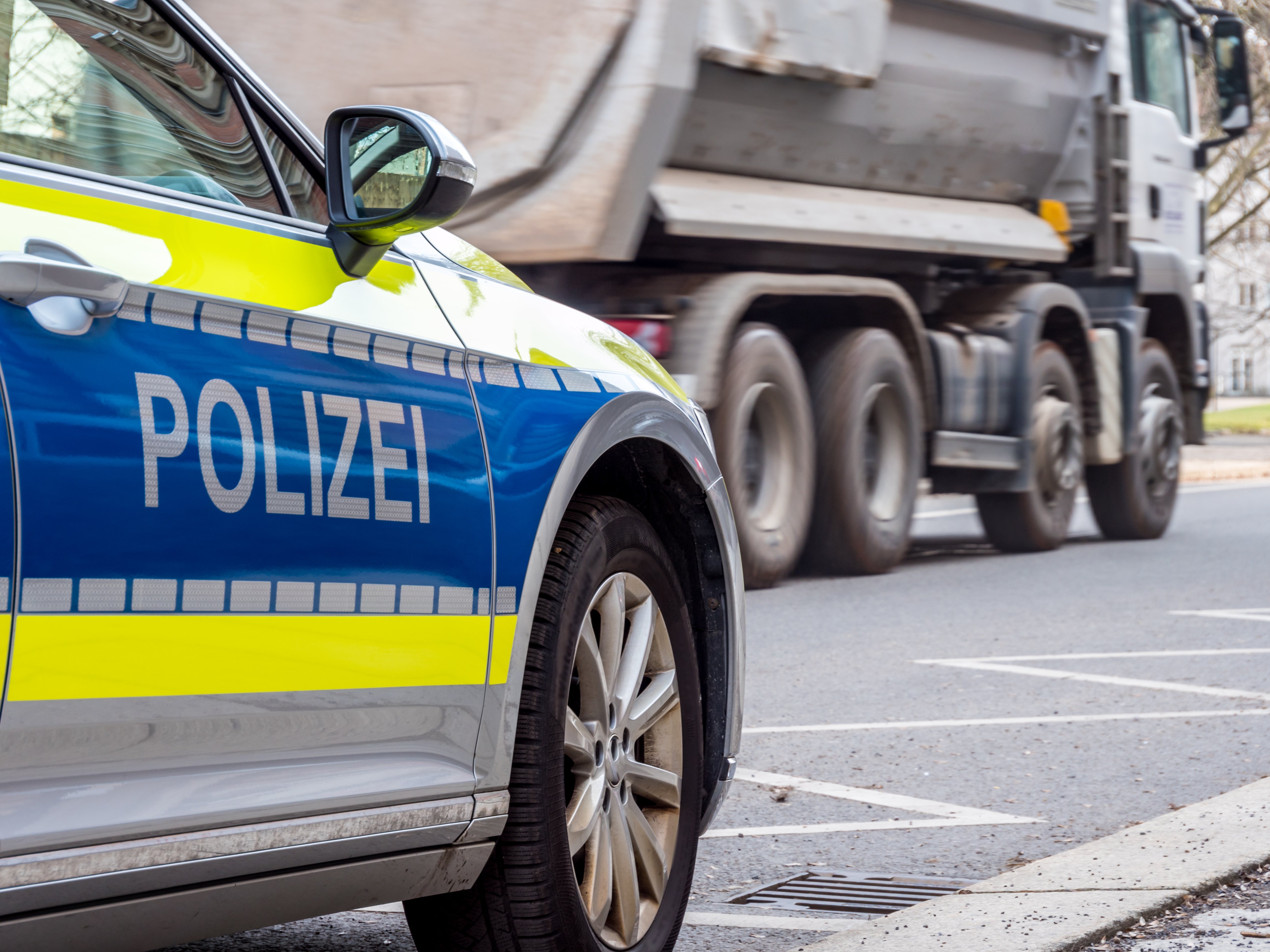 Fahrzeugkontrolle der deutschen Polizei in der Stadt | Quelle: Shutterstock