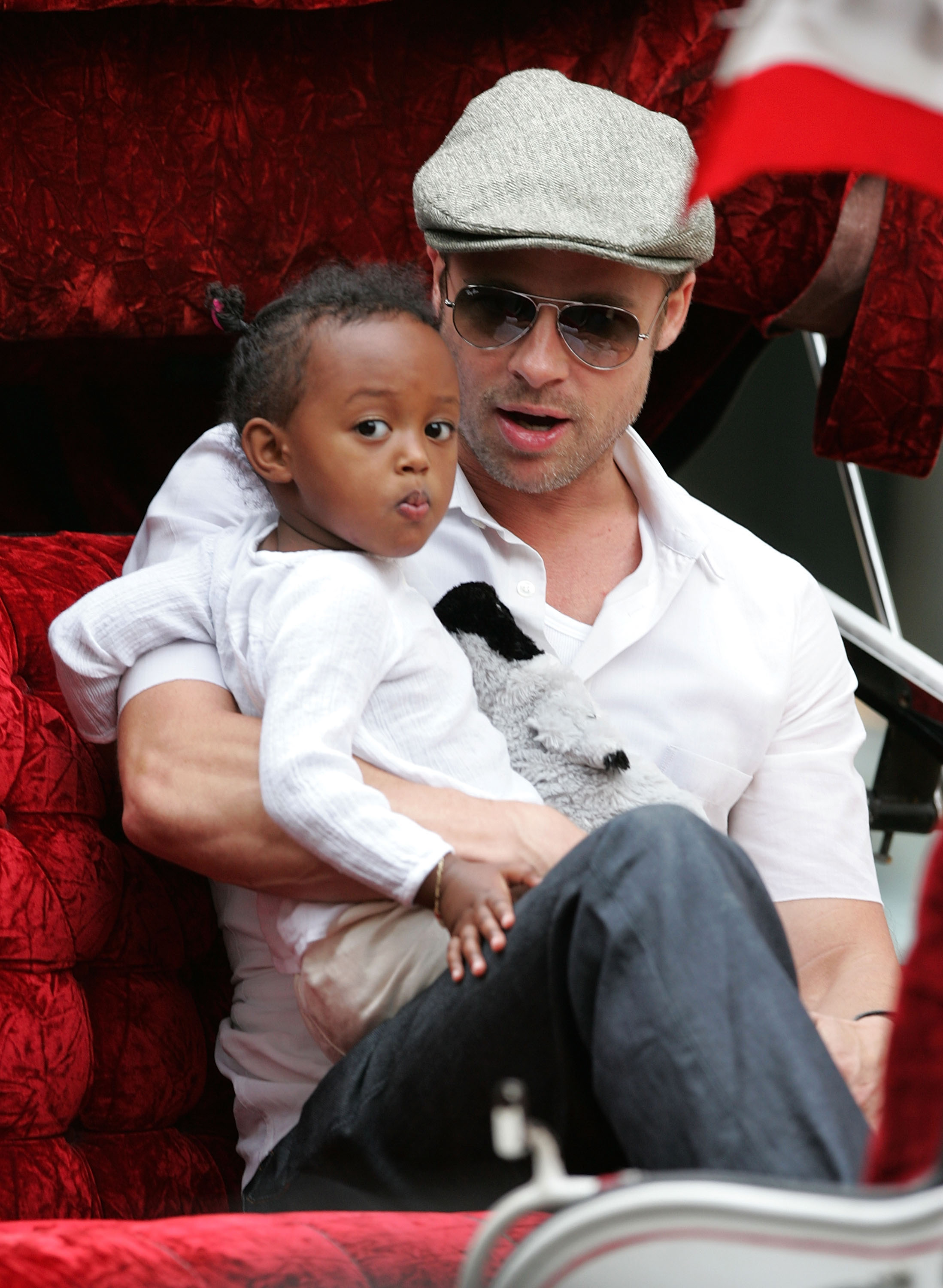 Brad Pitt and the girl visit Central Park in New York City on August 28, 2007. | Source: Getty Images