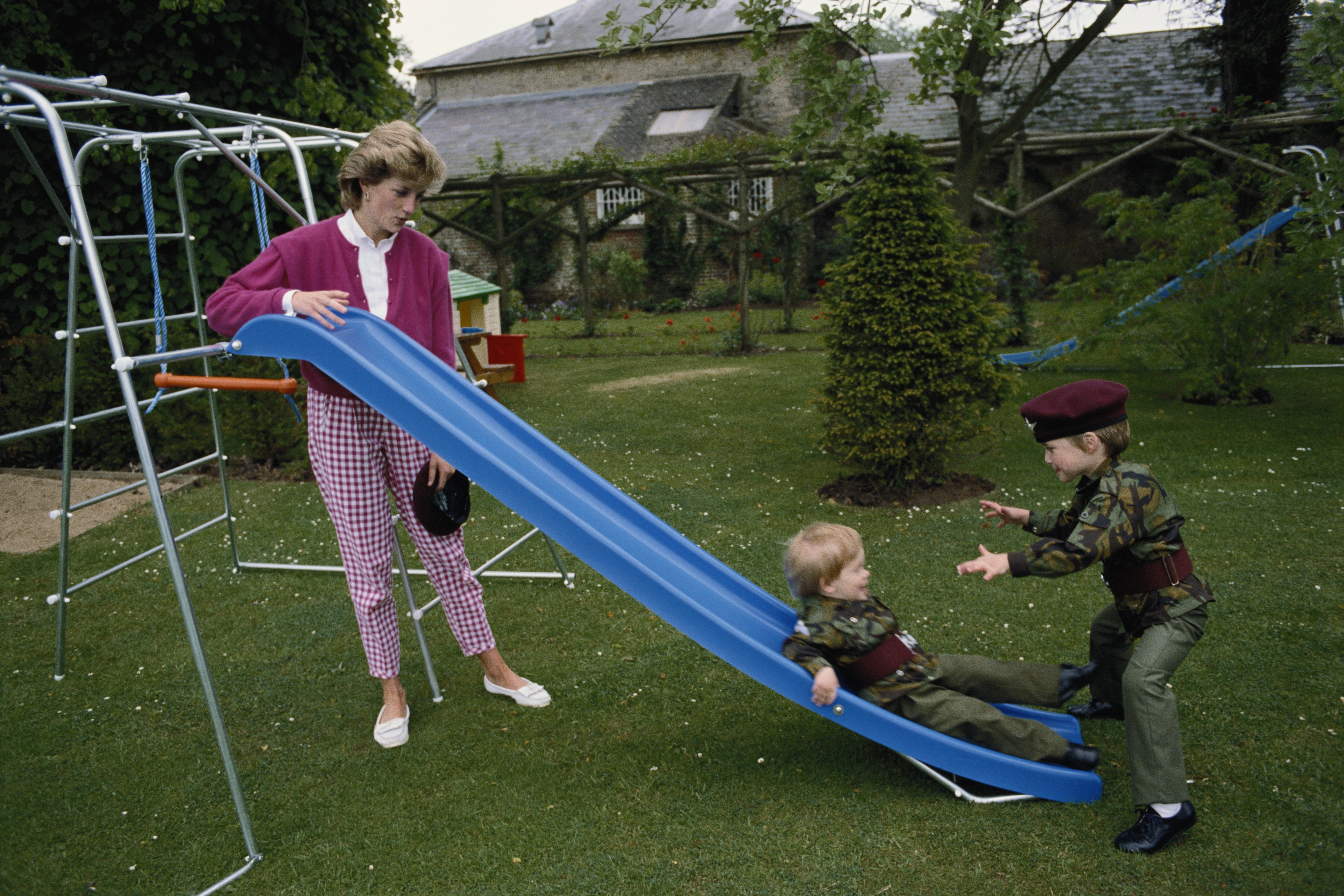 Princesa Diana y príncipes Harry y William en Gloucestershire en julio de 1986. | Foto: Getty Images