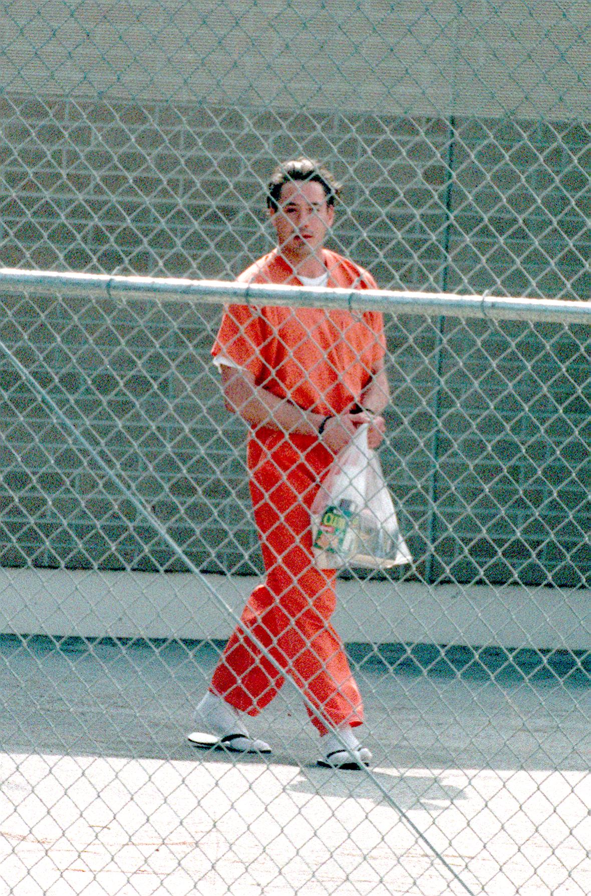 Robert Downey Jr. on his way to a prison bus after a hearing in Malibu, California on August 5, 1999 | Source: Getty Images