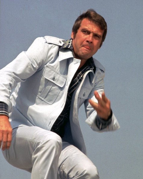 Lee Majors, wearing a white denim suit on the 'The Six Million Dollar Man', circa 1977|Photo:Getty Images