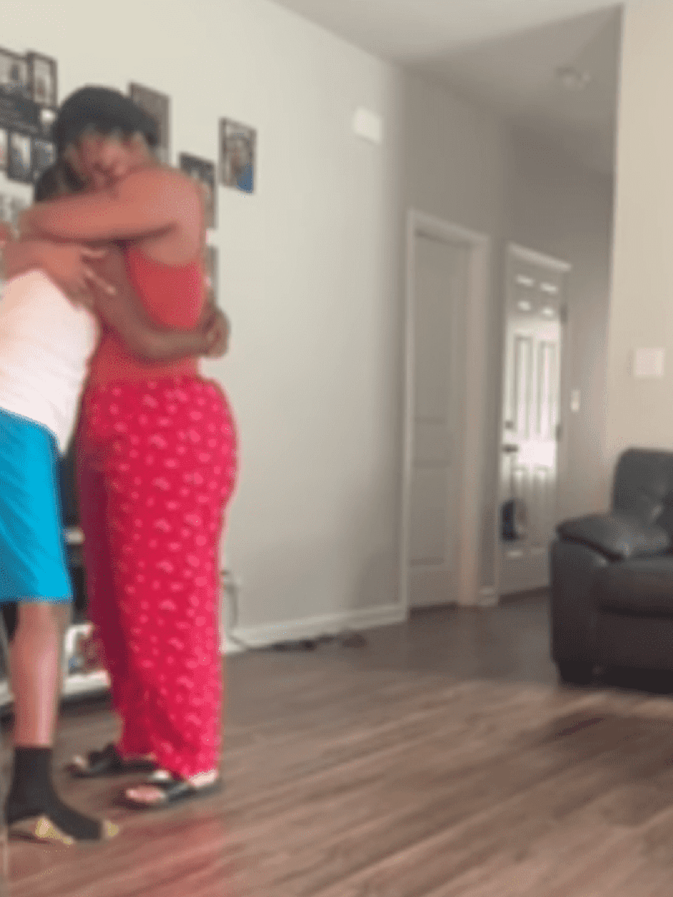 Eine Mutter und ihr Sohn, der an Muskeldystrophie leidet, umarmen sich und tanzen gemeinsam als sein letzter Wunsch, nachdem Mediziner*innen sagten, er habe nur Monate zu leben. | Quelle: Facebook/MRS.ANDERSON101418