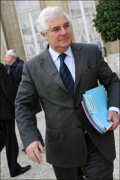 Mise en place du Conseil des ministres à Paris, France, le 15 novembre 2006 - Pascal Clement, ministre de la Justice. | Photo : Getty Images Mise en place du Conseil des ministres à Paris, France, le 15 novembre 2006 - Pascal Clement, ministre de la Justice. | Photo : Getty Images