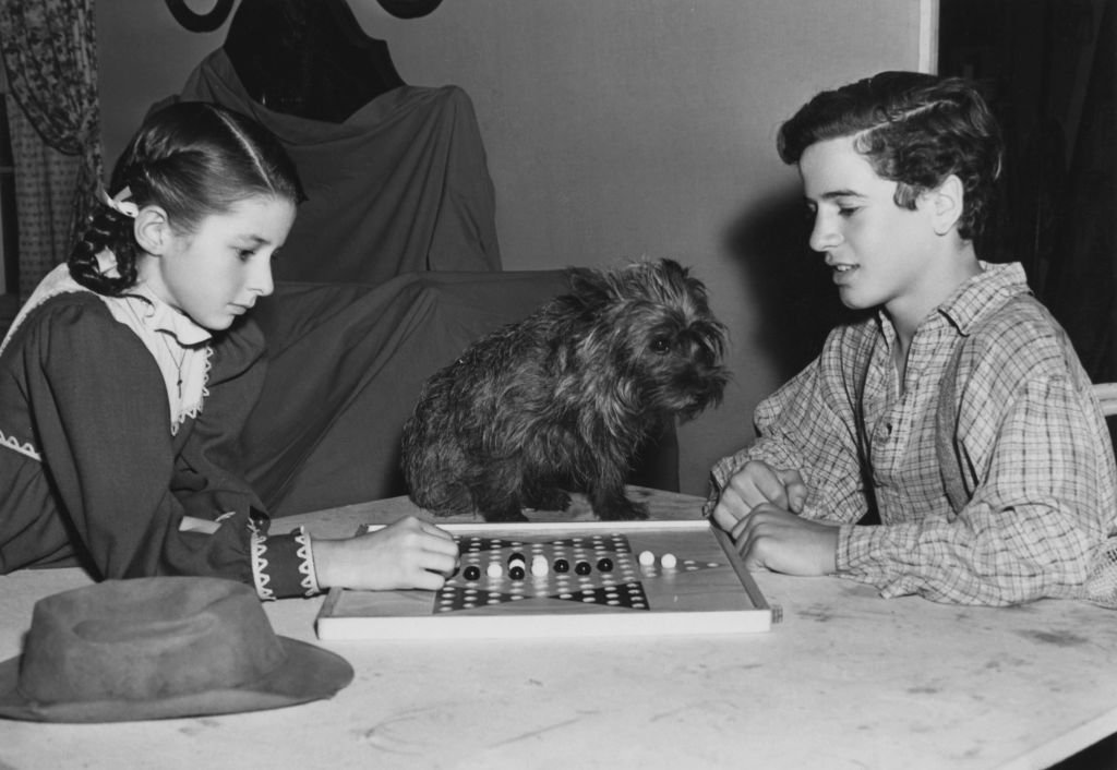 Virginia Weidler and Gene Reynolds playing Chinese checkers on the set of the MGM film 'Patsy', later titled 'Bad Little Angel', 1939 | Photo: Getty Images