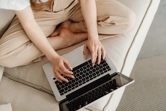 Betty erhielt eine Einladung zum Klassentreffen. | Quelle: Pexels