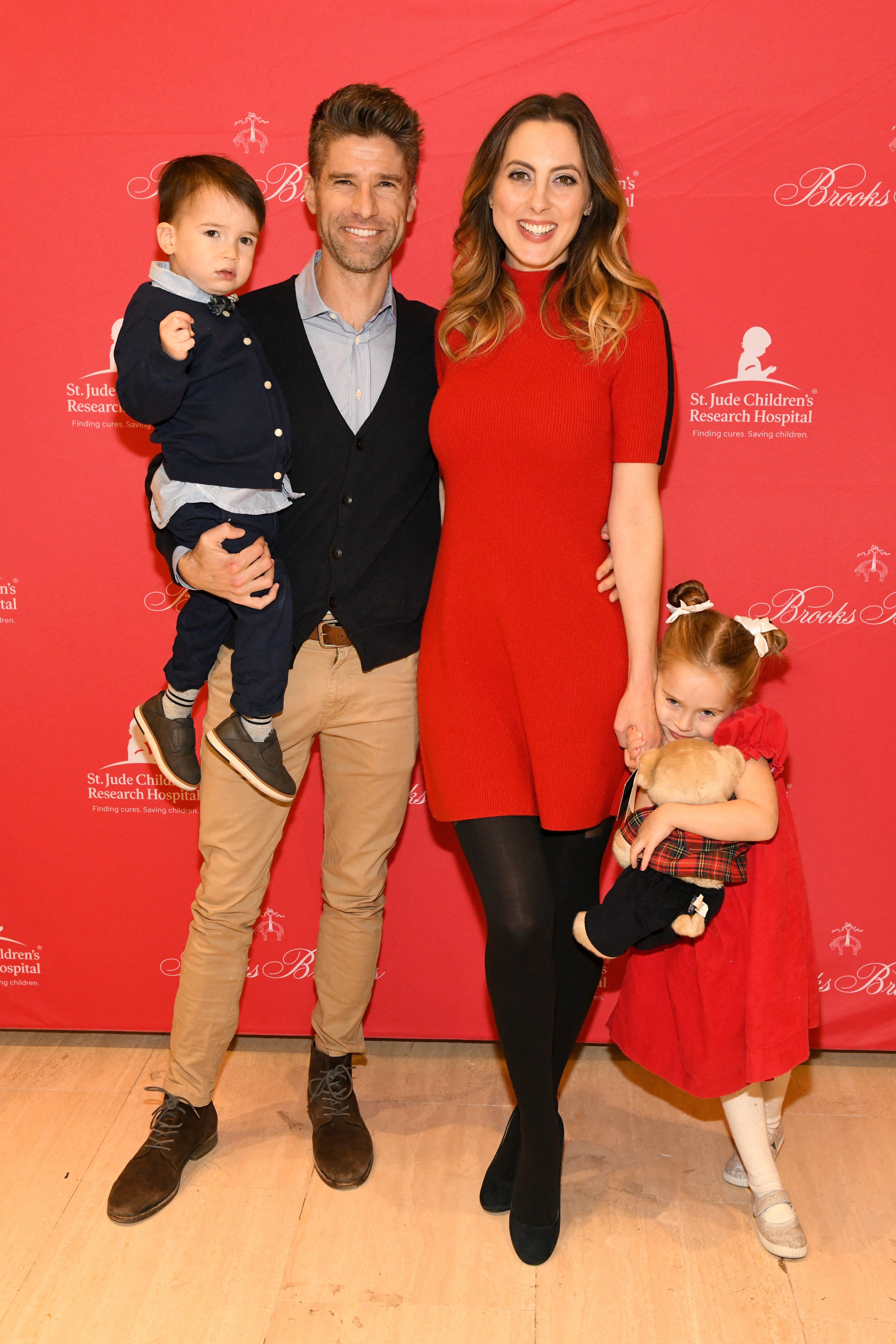Kyle Martino and Eva Amurri Martino (C) attend the Brooks Brothers And St Jude Children's Research Hospital Annual Holiday Celebration In New York City on December 18, 2018 in New York City. | Source: Getty Images