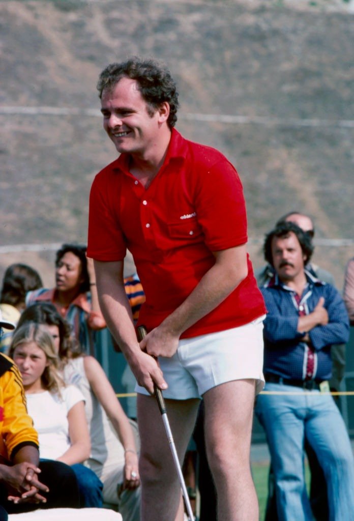 Gary Burghoff competing in the golf competition on the ABC tv series 'Battle of the Network Stars II'. | Source: Getty Images