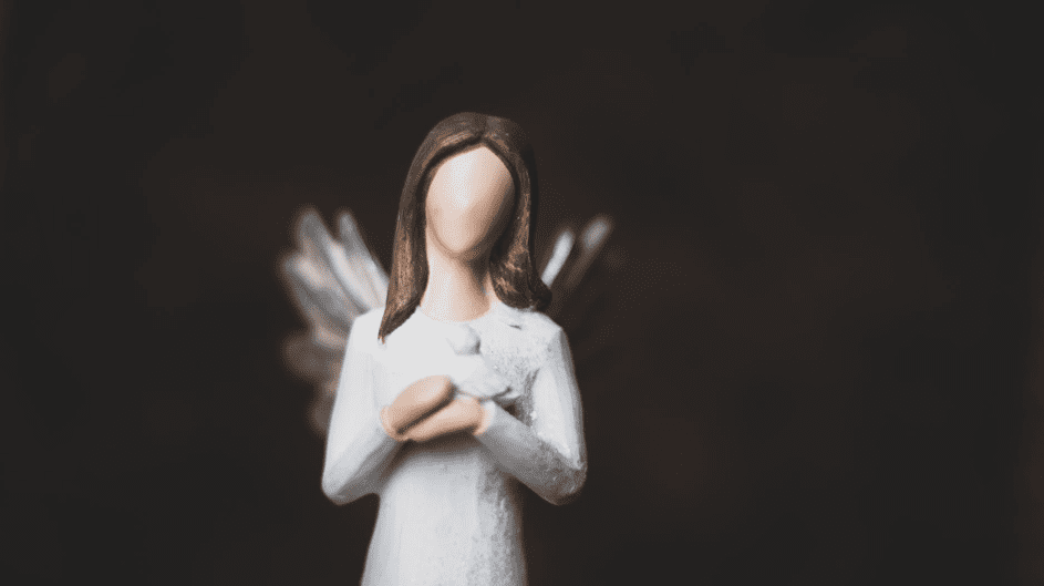 Sie sah eine Engelfigur. | Quelle: Pexels