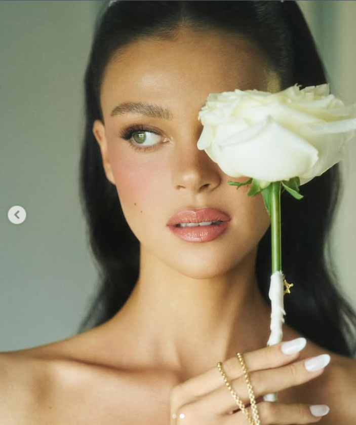 Nicola Peltz Beckham holds a single rose, from a post dated January 9, 2026. | Source: Instagram/brooklynpeltzbeckham