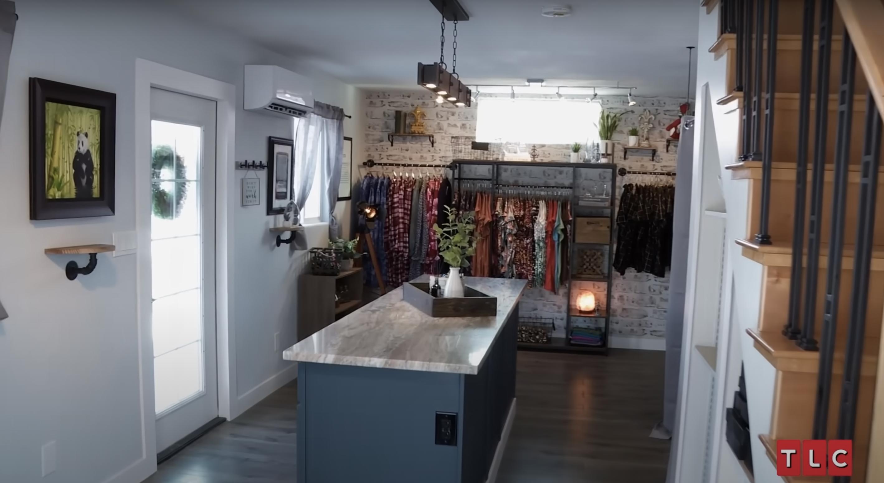 The lower level of Meri Brown's renovated carriage house on "Sister Wives" | Source: YouTube/TLC