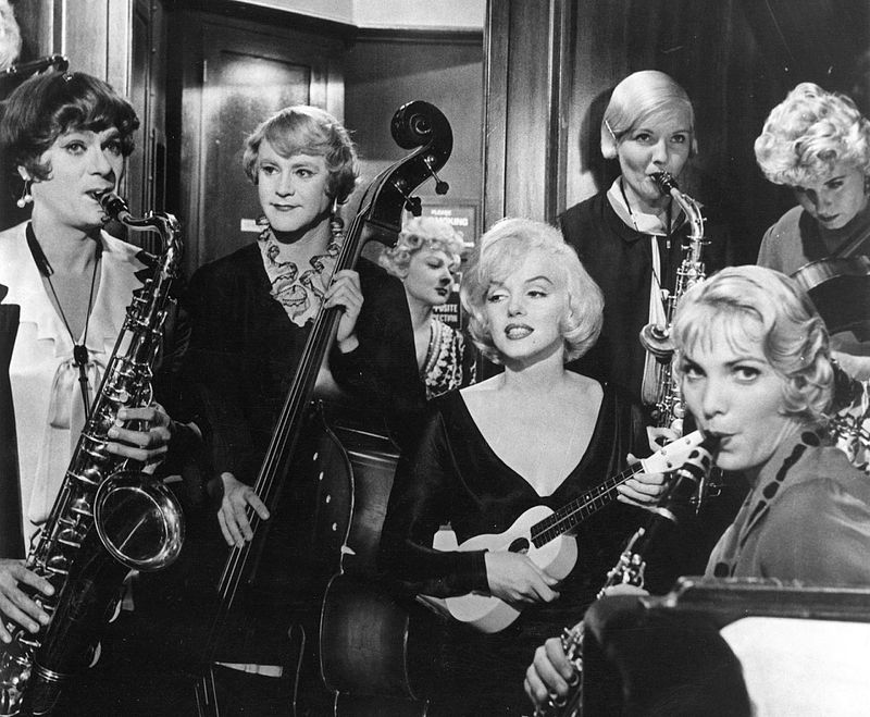 Marilyn Monroe with Tony Curtis and Jack Lemmon in Billy Wilder's 1959 hit "Some Like It Hot" | Source: Wikimedia