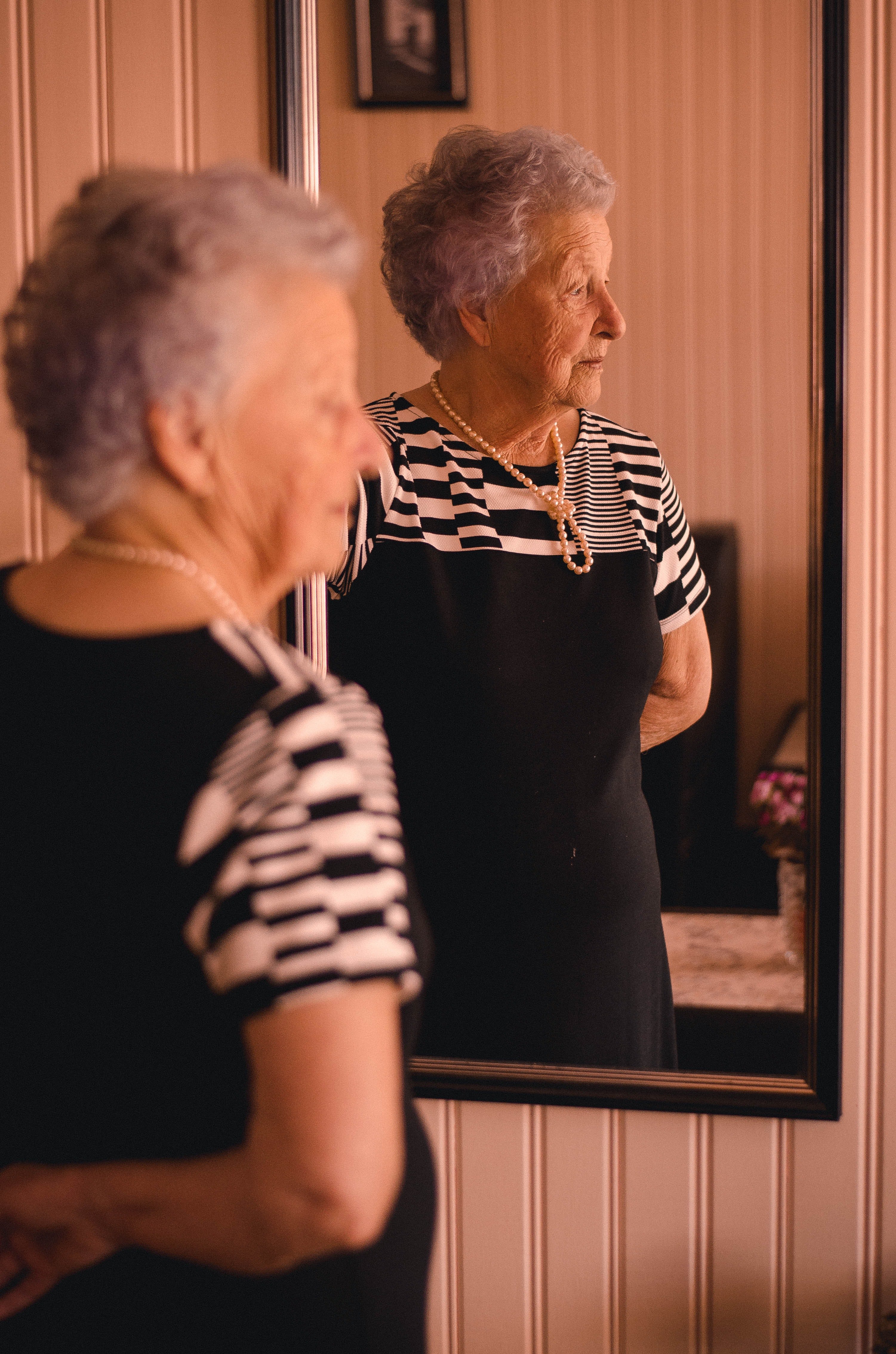Anciana frente a espejo. | Foto: Pexels