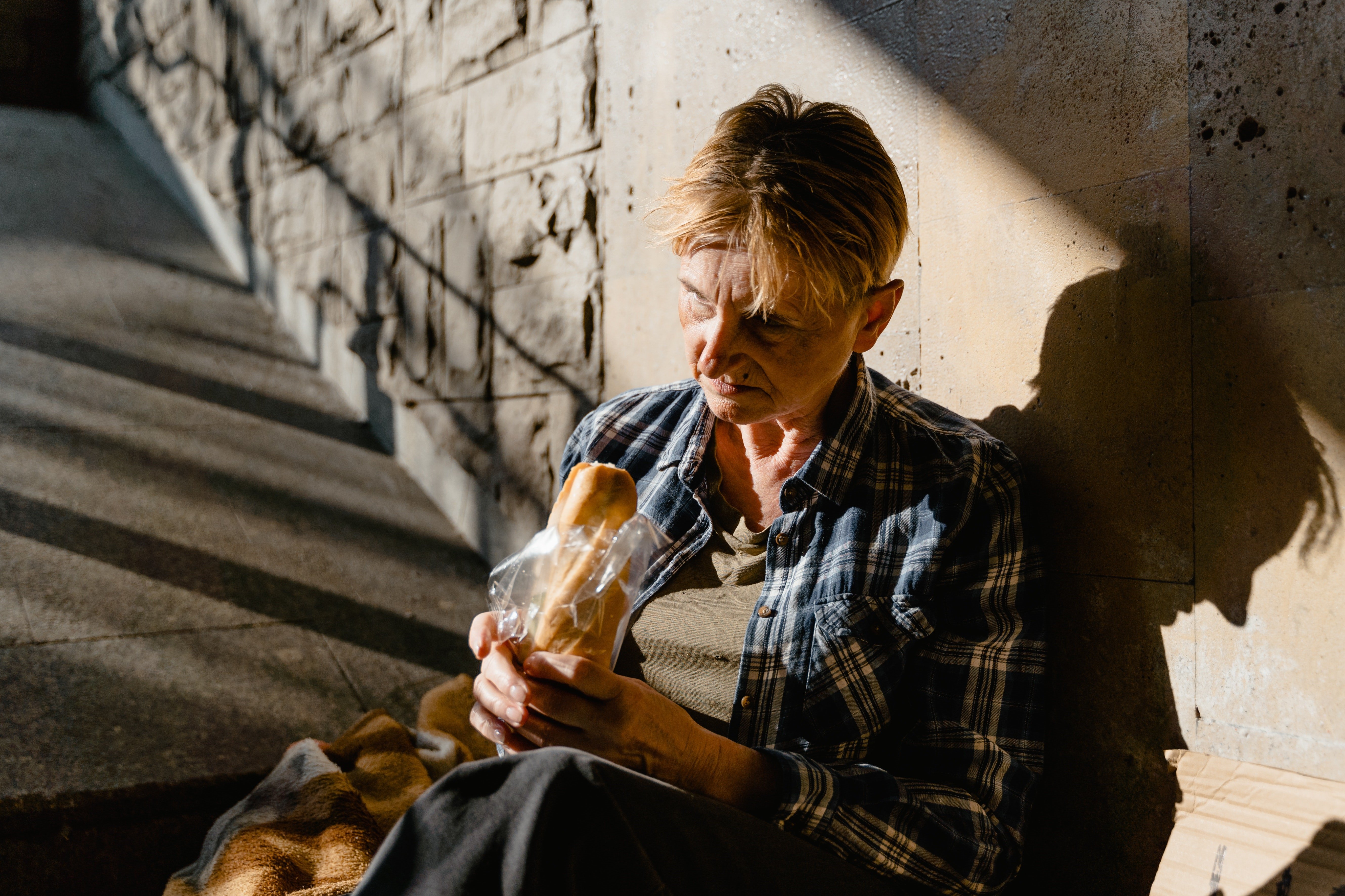 Kevin hat eine obdachlose Patricia entdeckt, die Fremde um Essen anbettelt. | Quelle: Pexels