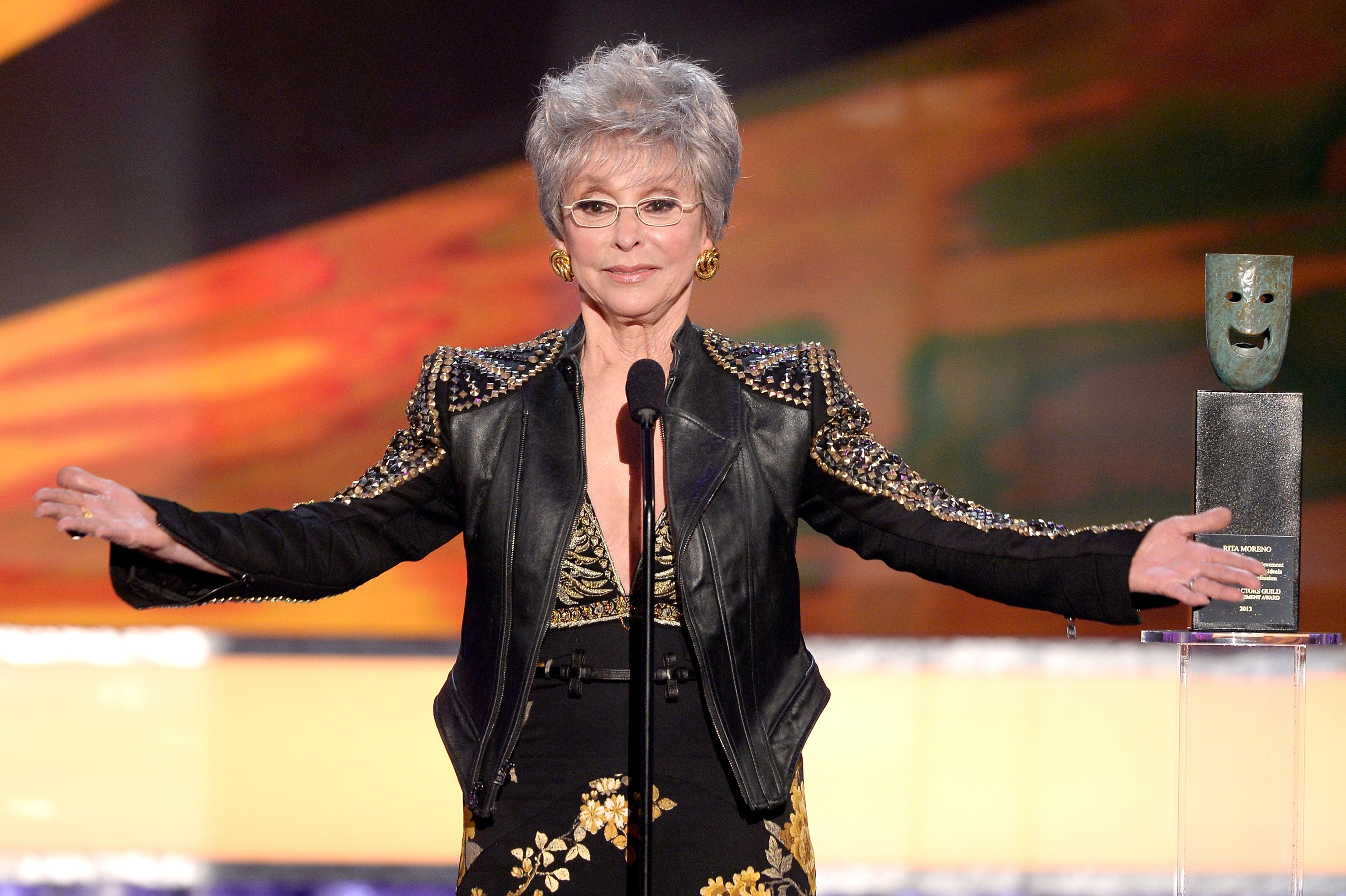 Rita Moreno en el escenario de los Screen Actors Guild Awards en el Shrine Auditorium el 18 de enero de 2014. | Foto: Getty Images Rita Moreno en el escenario de los Screen Actors Guild Awards en el Shrine Auditorium el 18 de enero de 2014. | Foto: Getty Images
