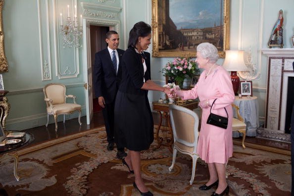 Barrack Obama and Michelle Obama are being welcomed by Her Majesty Queen Elizabeth II to Buckingham Palace | Photo: Getty Images.