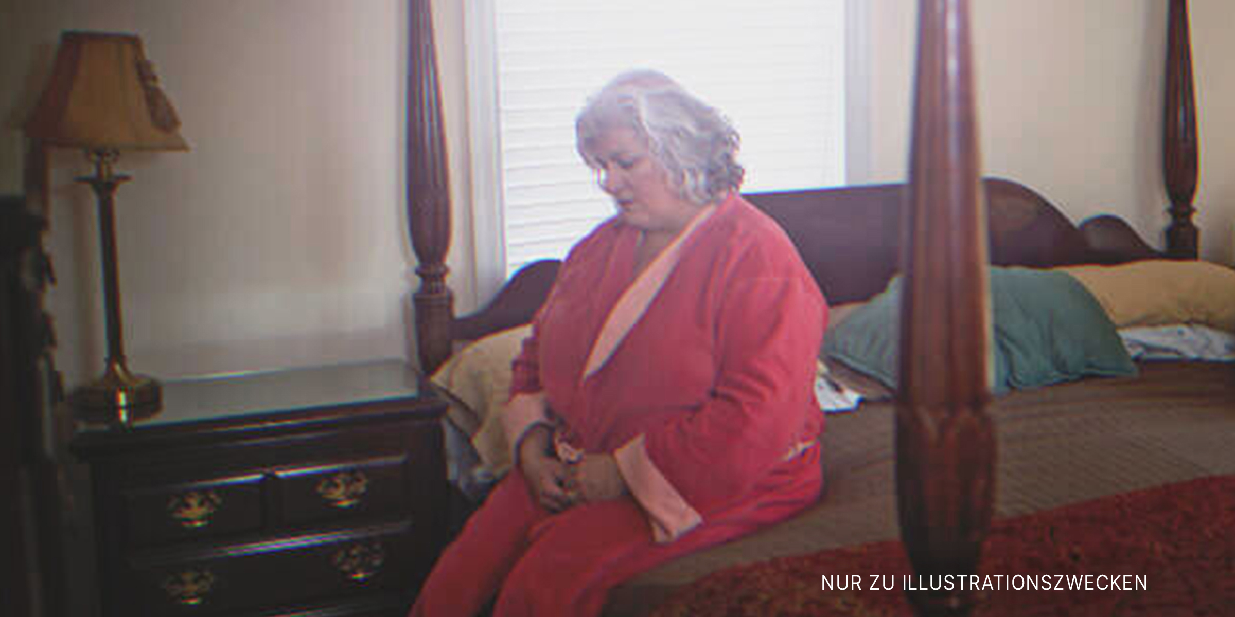 Ältere Frau sitzt auf dem Bett | Quelle: Shutterstock