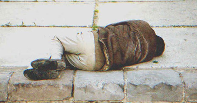 Un indigente inconsciente tirado en el suelo. | Foto: Shutterstock