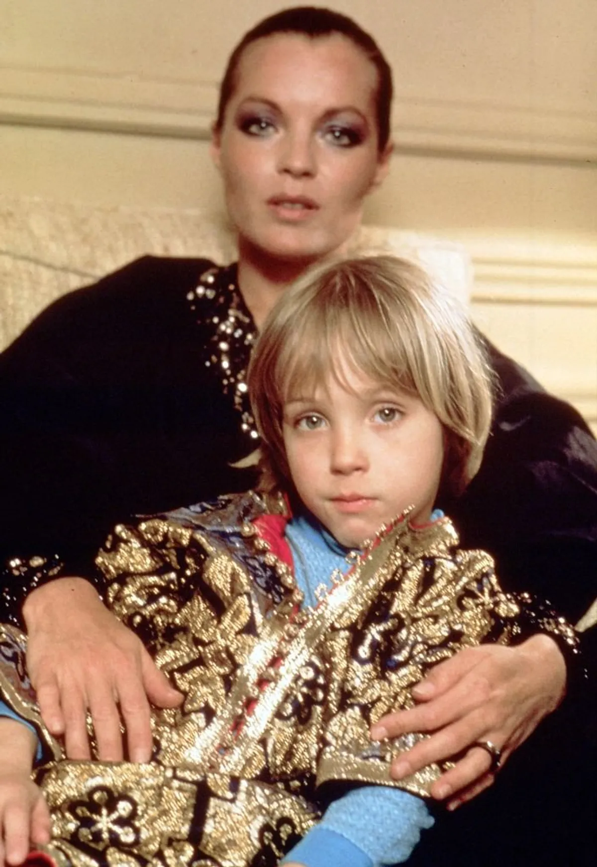L’actrice Romy Schneider et son fils, en 1974 | photo : Getty Images