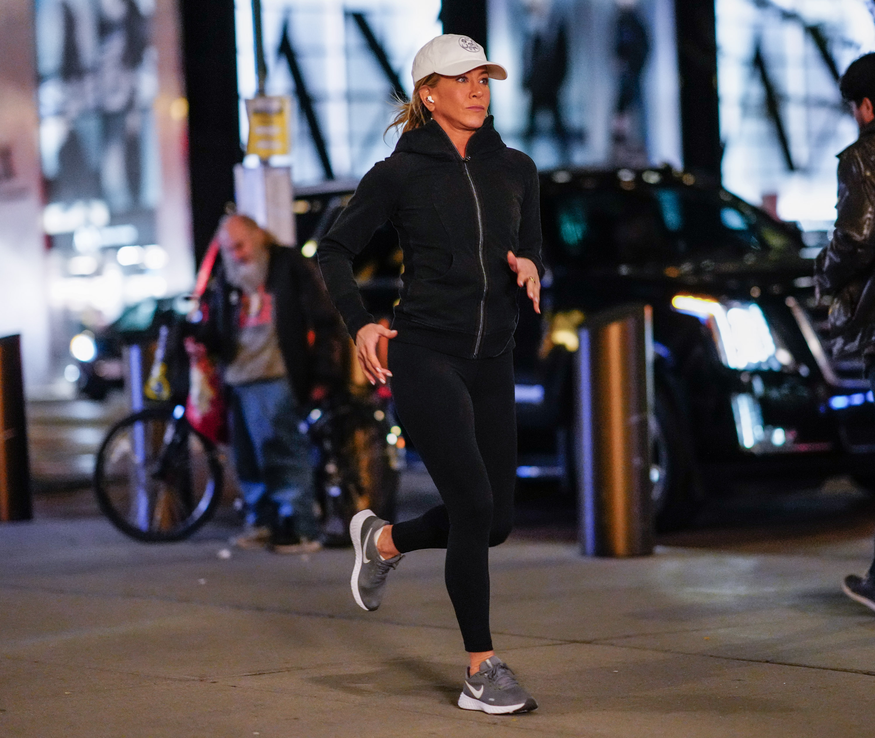 Jennifer Aniston joggt, während sie am 29. September 2022 in New York City für die "The Morning Show" dreht | Quelle: Getty Images