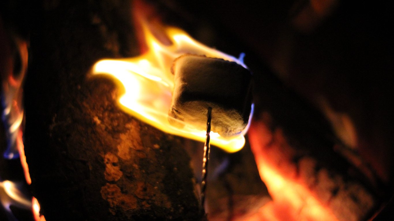 A marshmallow being roasted on an open fire | Photo: Wallpaperflare
