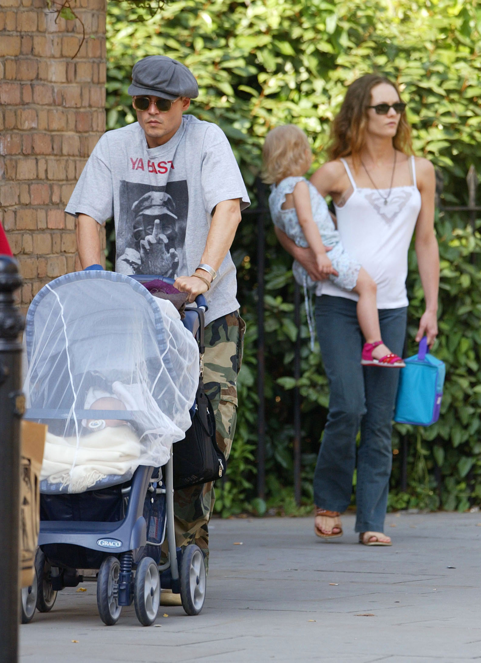 Johnny Depp, Jack Depp, Vanessa Paradis, and Lily-Rose Depp heading for a picnic in a London Park, on July 14, 2002 | Source: Getty Images