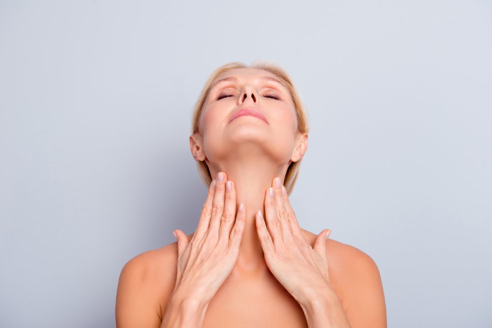Mujer masajeando su cuello. | Foto: Shutterstock