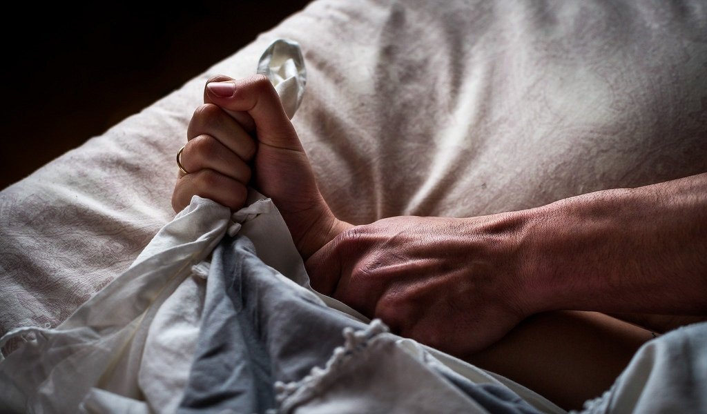 Mann hält Frau im Bett nieder | Quelle: Flickr