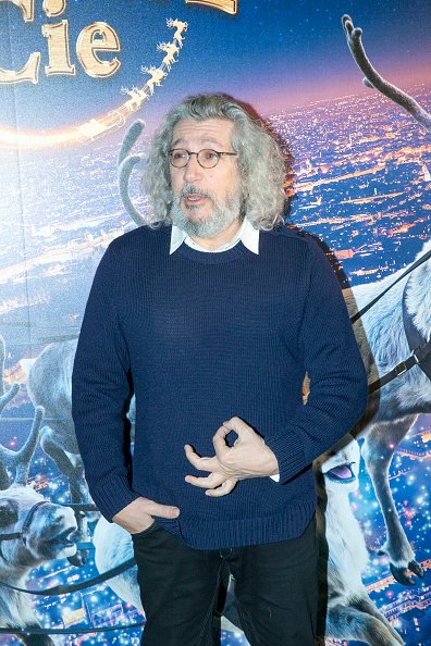  L'acteur/réalisateur du film Alain Chabat assiste à la première de "Santa & Cie" à Paris au cinéma Pathe Beaugrenelle le 3 décembre 2017 à Paris, France.  | Photo : GettyImage