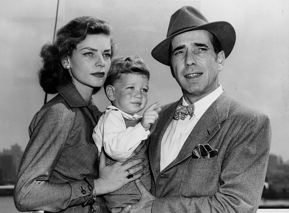 Foto von Humphrey Bogart, seiner Frau Lauren Bacall und seinem Sohn Stephen. | Quelle: Getty Images