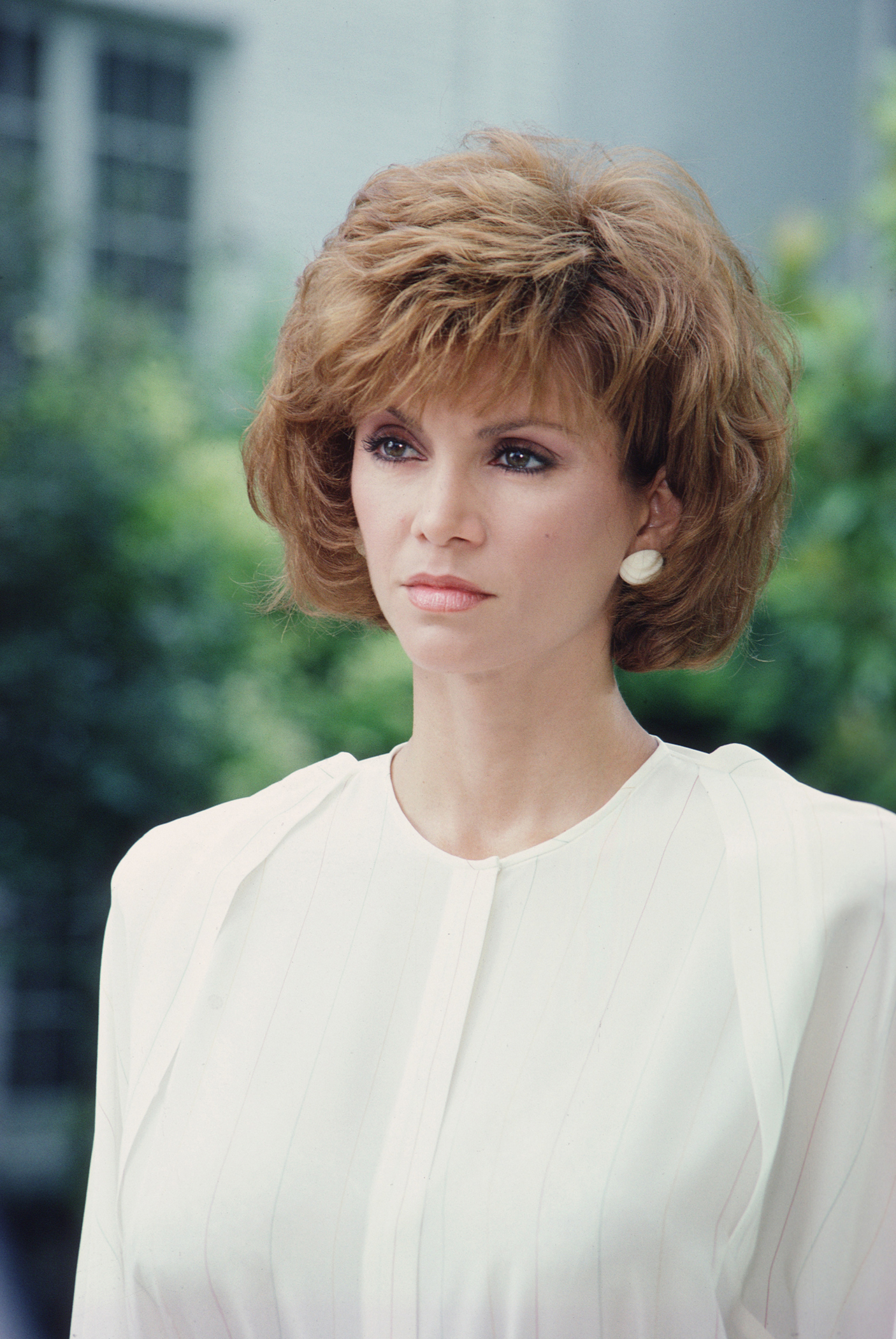 Victoria Principal on the set of "Dallas" on July 1984 | Source: Getty Images
