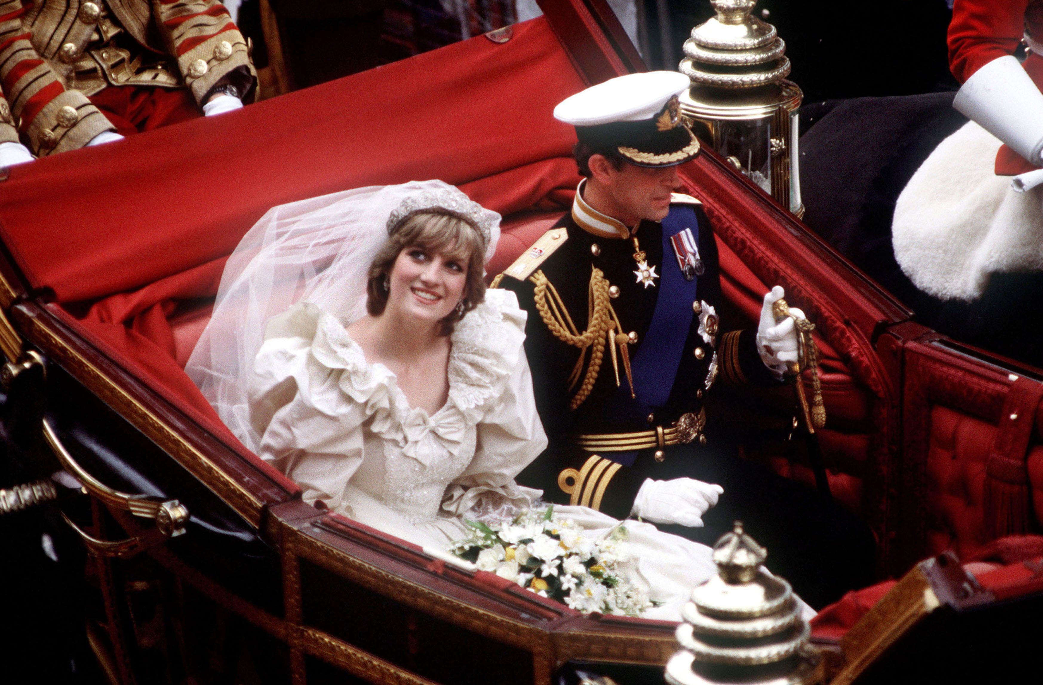 Le prince et la princesse de Galles retournent en calèche au palais de Buckingham après leur mariage, le 29 juillet 1981. | Source : Princess Diana Archive/Getty Images